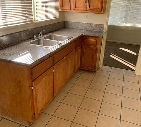 4th image of 609 W 95th St