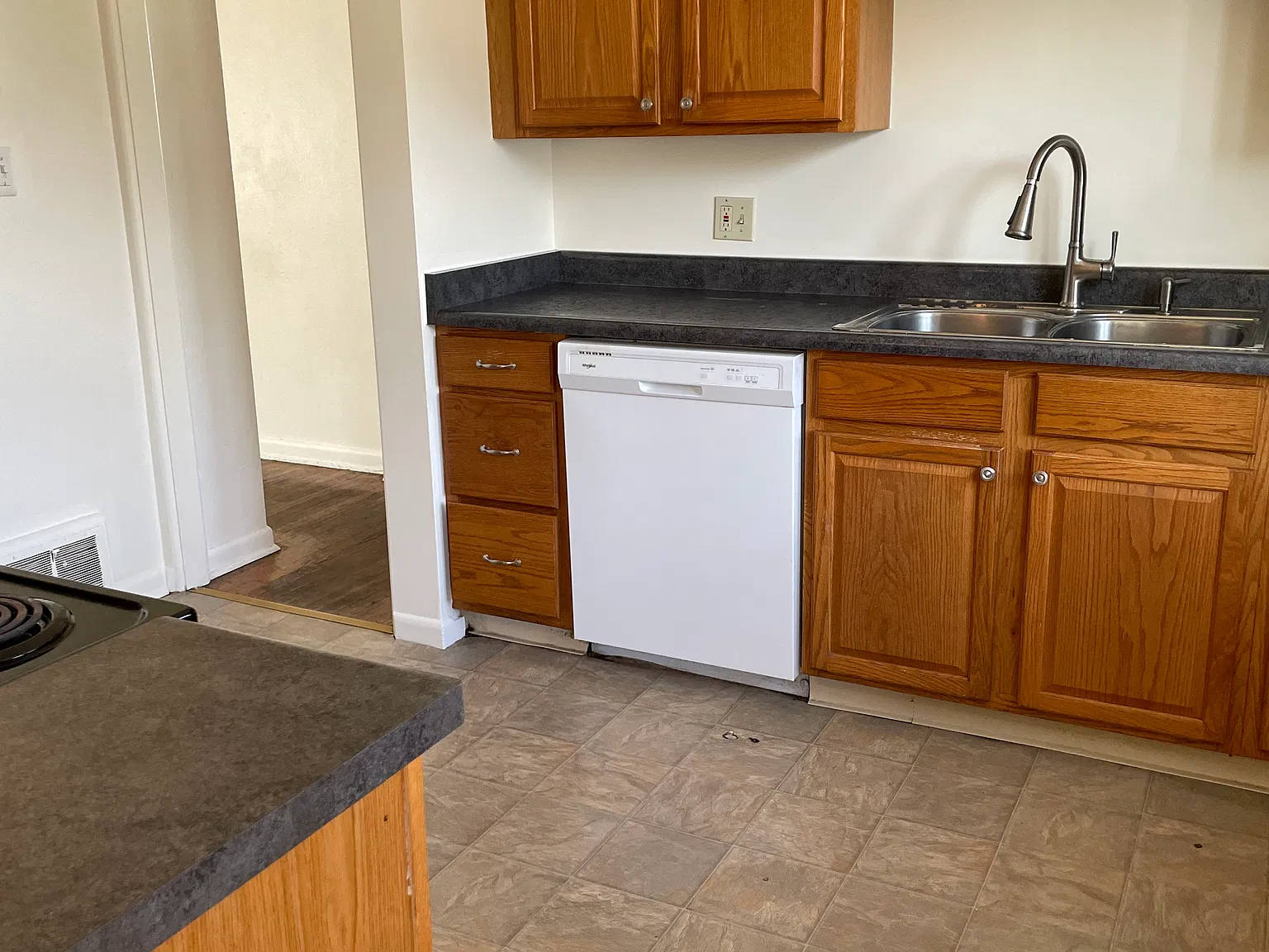 3 bed, 900 sqft, $3,400 — Photo 2