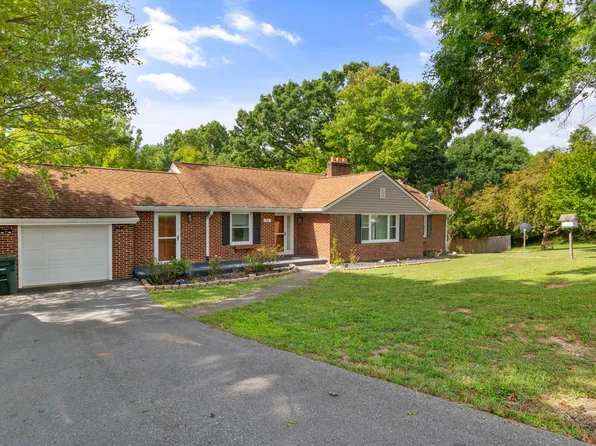 90 Upland Dr, Salem, VA 24153