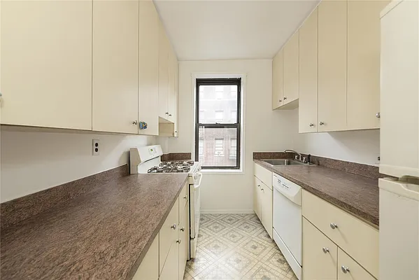 Sold by Bohemia Realty Group | media 3