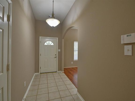5th image of 26844 Kings Crescent Dr