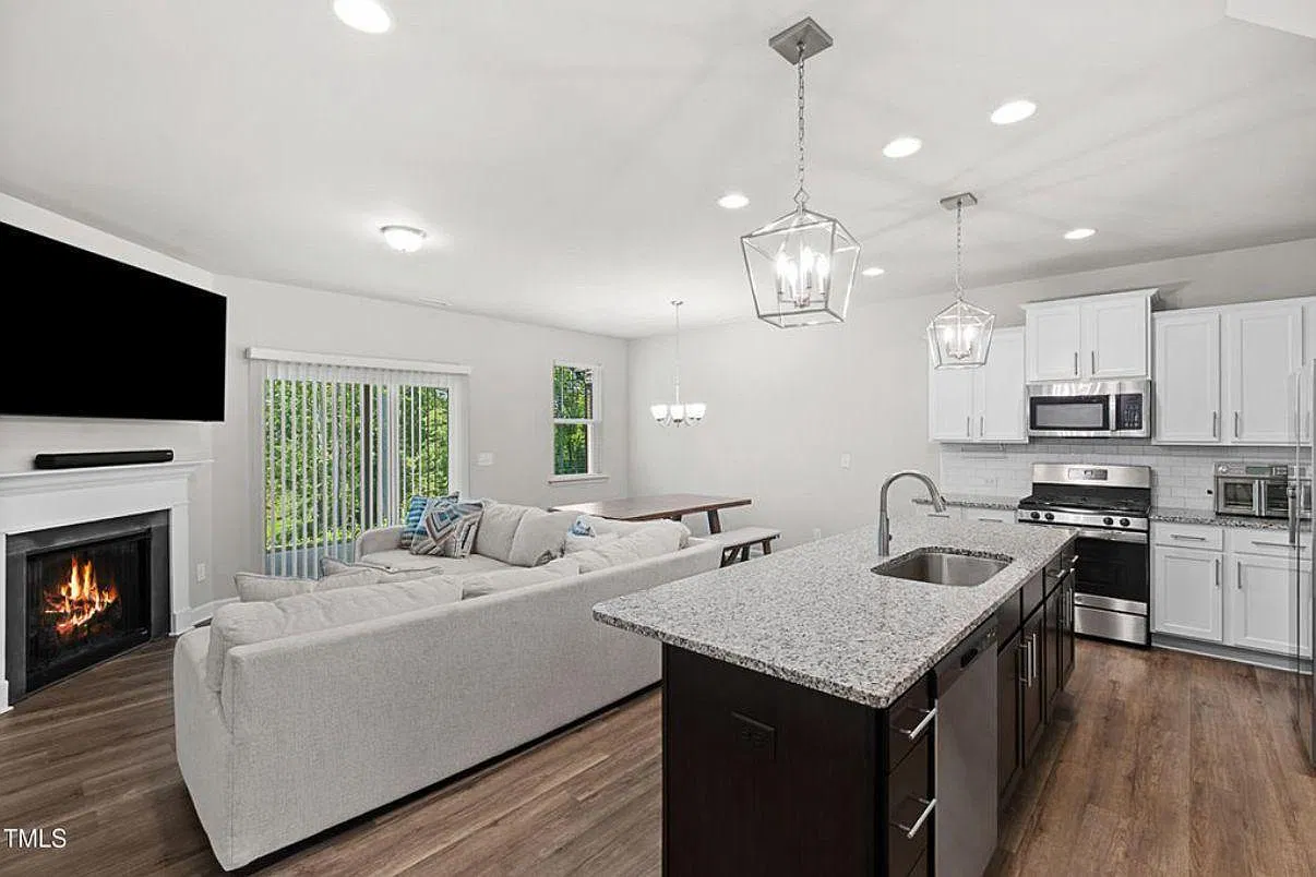 3 bed, 2.5 bath, 1515 sqft, $2,200 — Photo 3
