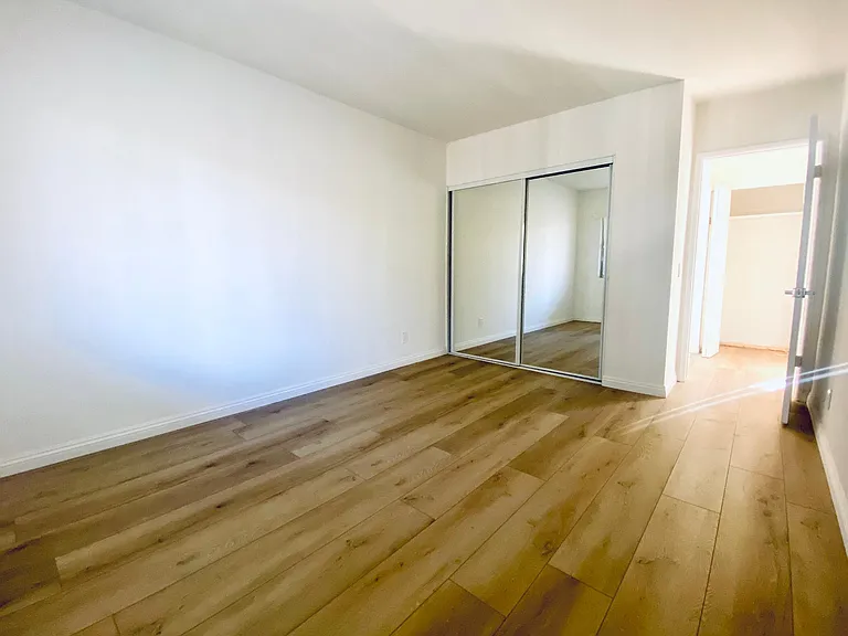 12410 Chandler Blvd — Photo 15