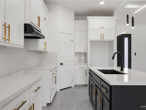 5th image of 1602 Foxtail St