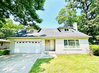 8714 Woodside Dr, Grosse Ile, MI 48138