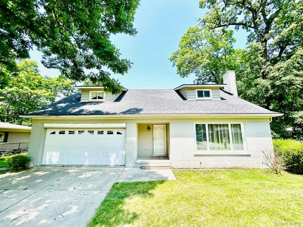 8714 Woodside Dr, Grosse Ile, MI 48138