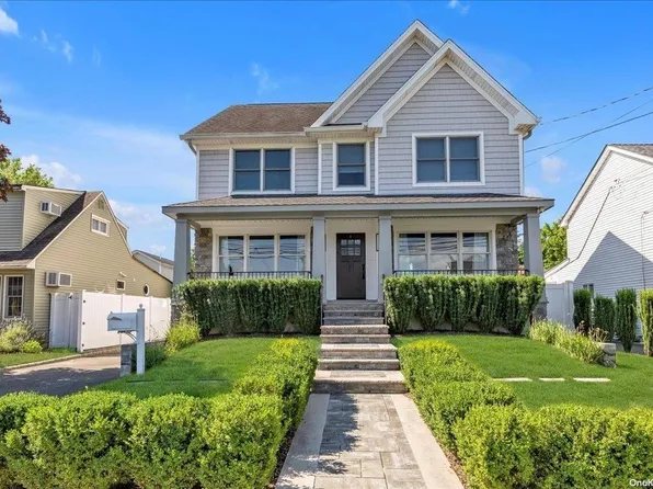 89 W Cortland Avenue, Oceanside, NY 11572