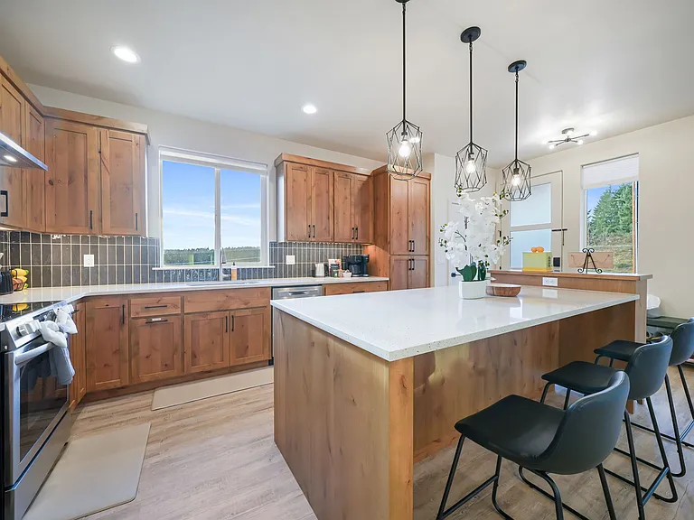NW Victory Ave — Photo 14
