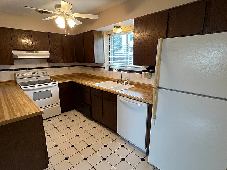 1807 Greenfield Ln SW #1 — Photo 2