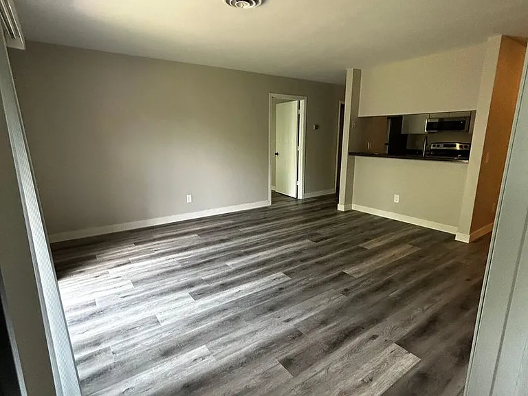 1320 Riverside Dr — Photo 5