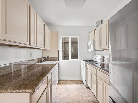 2nd image of 616 Vernon Ave #1
