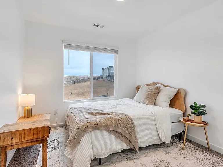647 W Raintree Ln — Photo 9