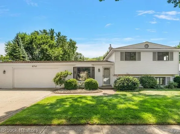 8741 Buffalo Dr, Commerce Township, MI 48382