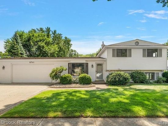 8741 Buffalo Dr, Commerce Township, MI 48382