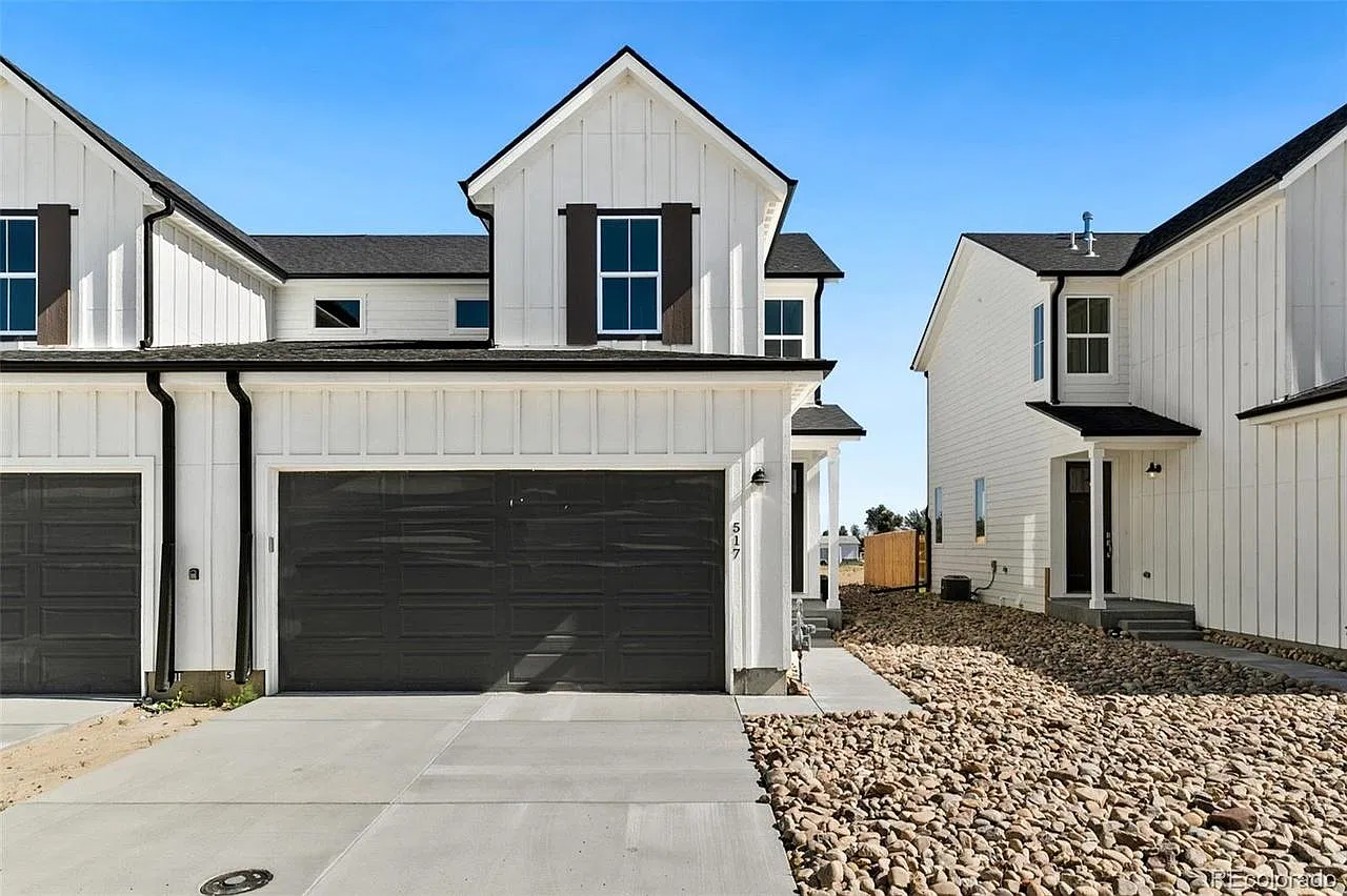 3 bed, 2.5 bath, 2118 sqft, $2,300 — Photo 2
