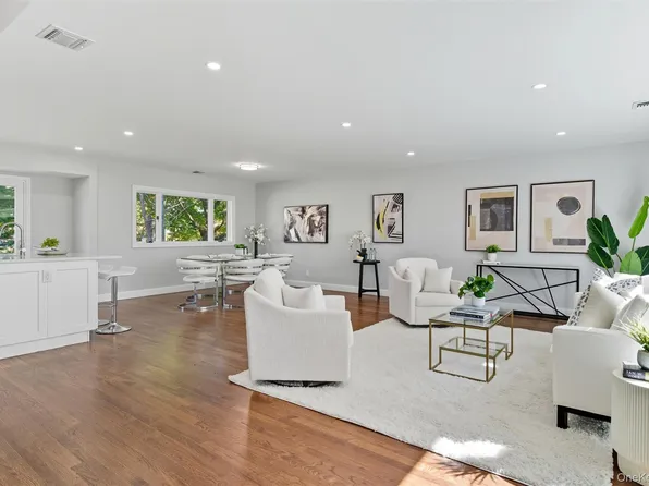 15 Byfield Place, Melville, NY 11747