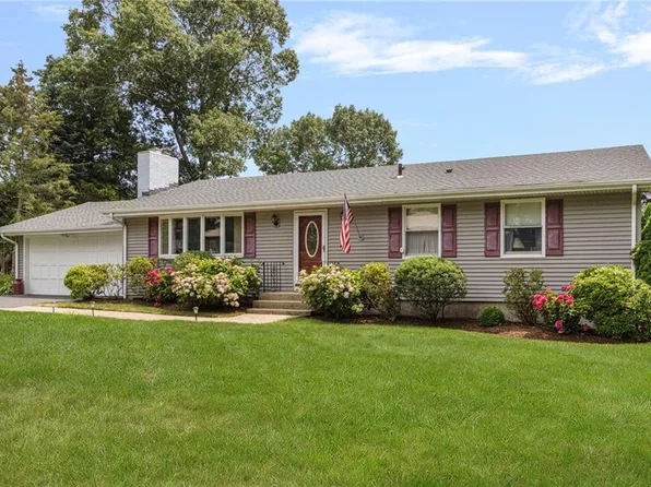 68 Birchwood Dr, Narragansett, RI 02882