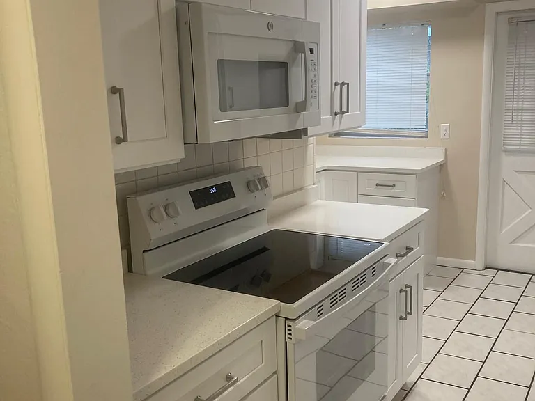 1436 Manchester St — Photo 10