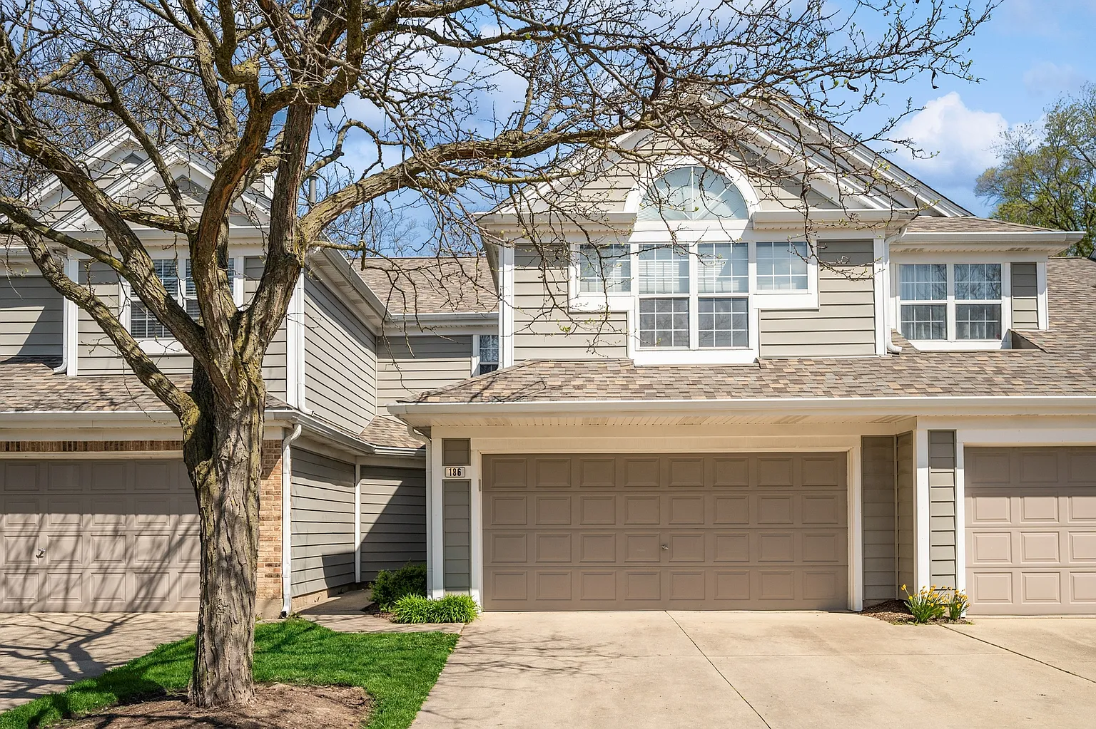 186 Woodstone Dr photo 1