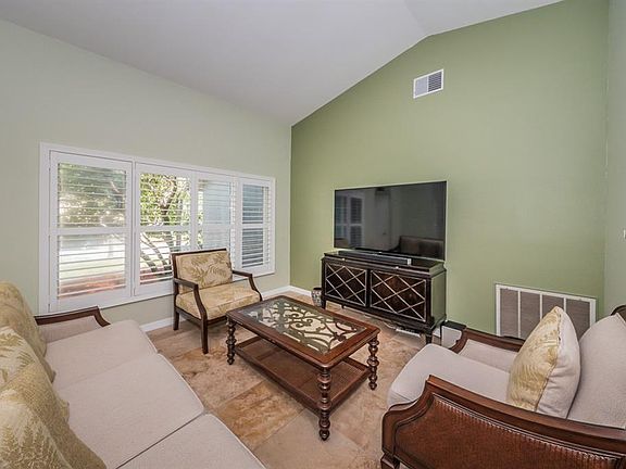 4th image of 309 Arbor Dr E