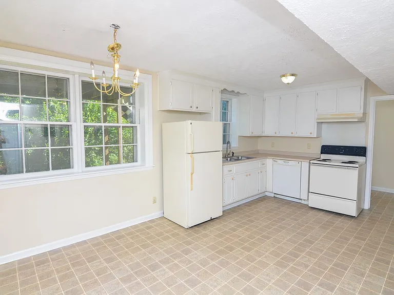 708 Heidi Ct — Photo 5