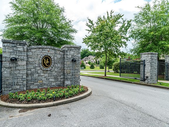 4th image of 102 Higginson Pl N