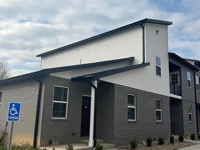404 Court Yard Ln — Photo 2