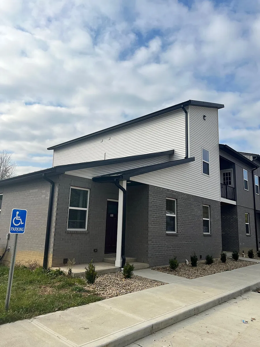 Building Photo - 404 Court Yard Ln