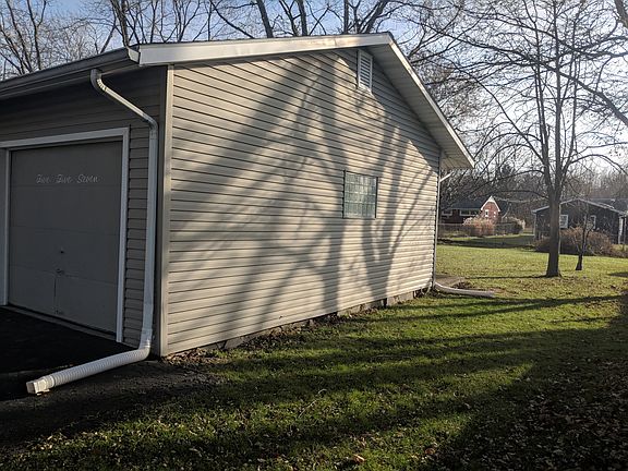 3rd image of 557 Applewood Dr