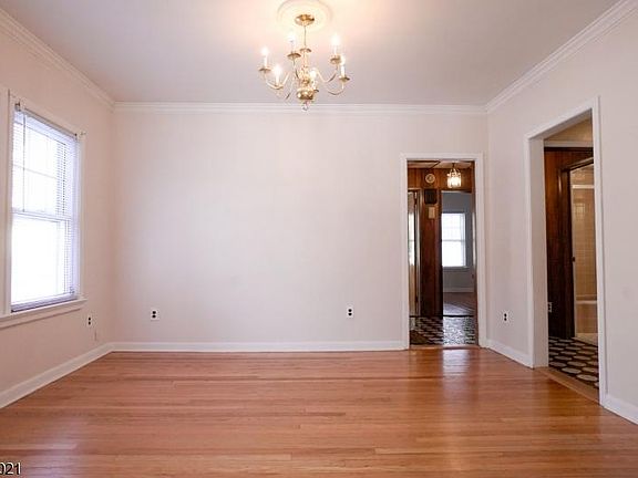 5th image of 327 Grafton Ave #1