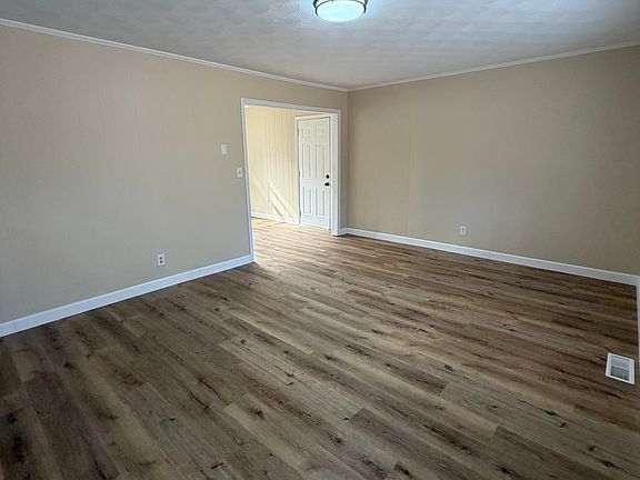 2nd image of 460 Bennett St