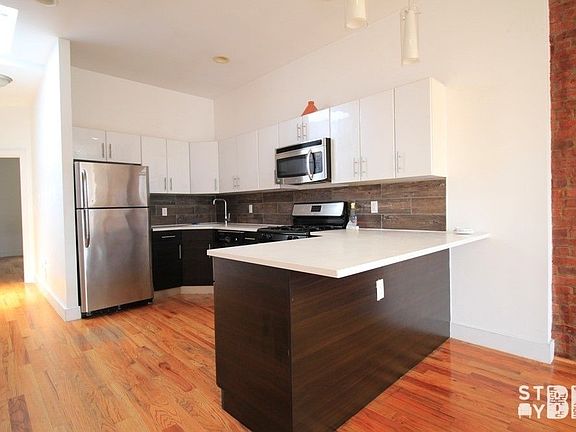 5th image of 901 Jefferson Ave APT 3