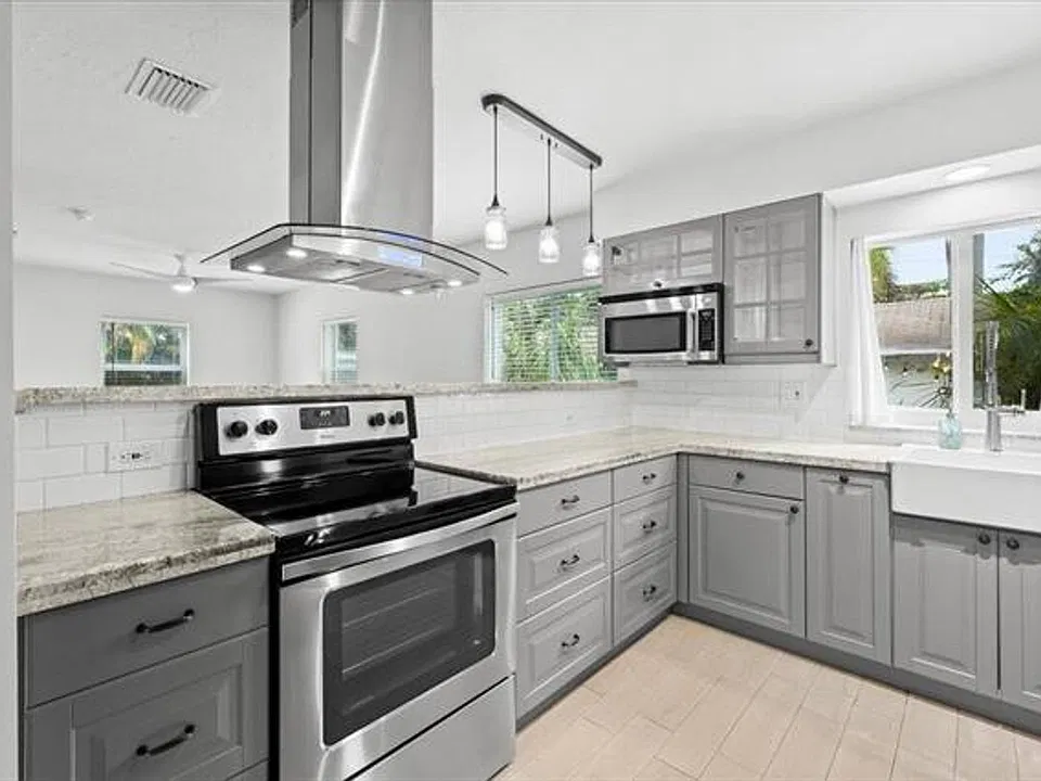 305 NE 14th Ave #305