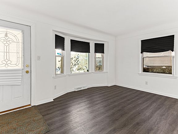 5th image of 526 Mill St