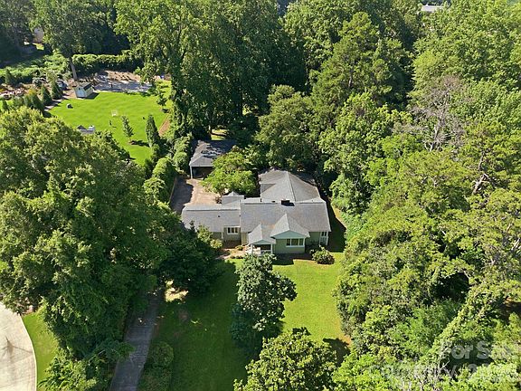 3rd image of 827 Jefferson Dr