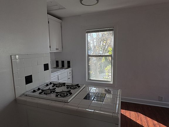 4th image of 580 1/2 N Kingsley Dr #A