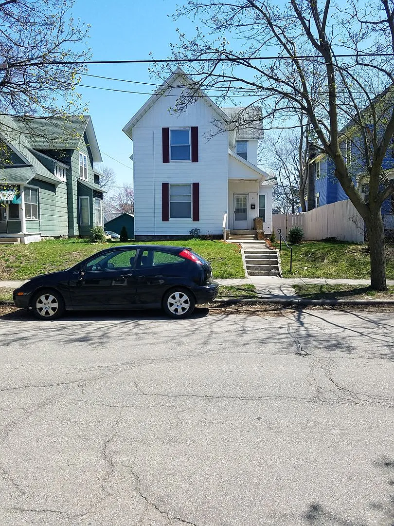 Downtown 2 Story Cottage Monthly Grand Rapids Rental — Photo 4