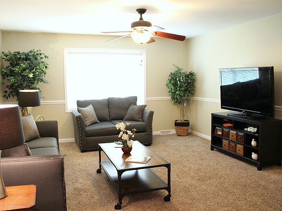 4th image of 945 Treelane Dr