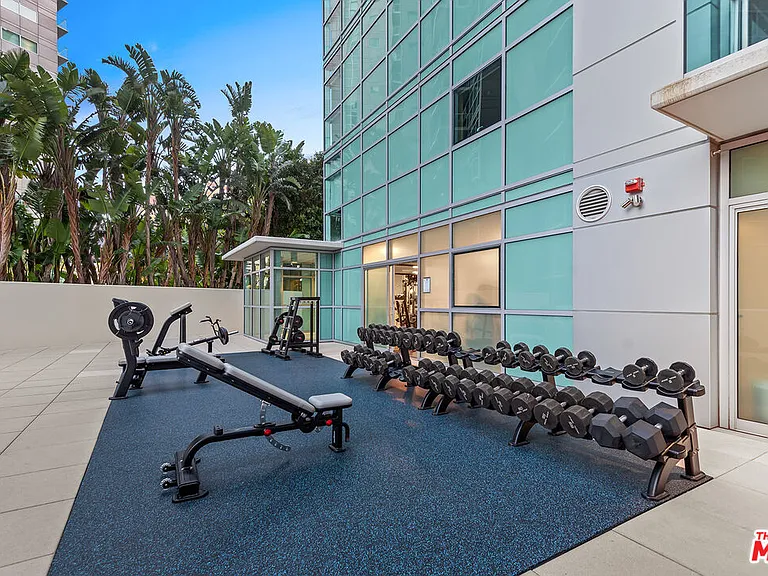 13700 Marina Pointe Dr #327 — Photo 30