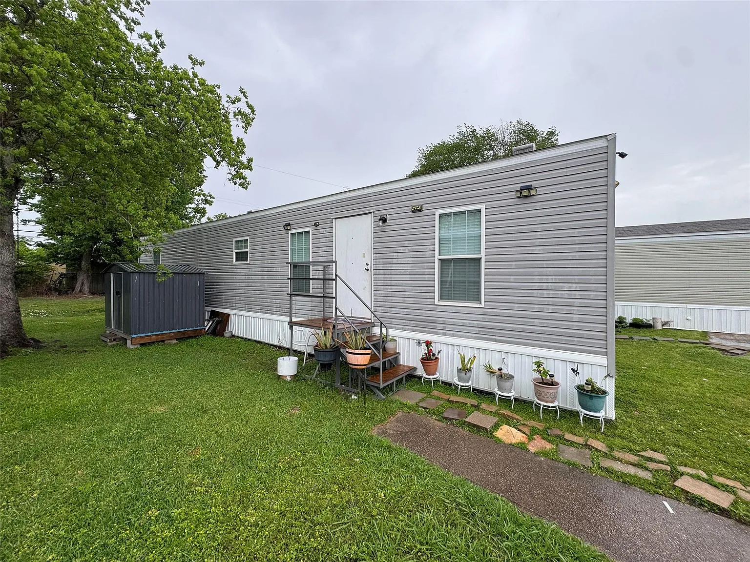 2 bed, 1.0 bath, 696 sqft, $1,300 — Photo 1
