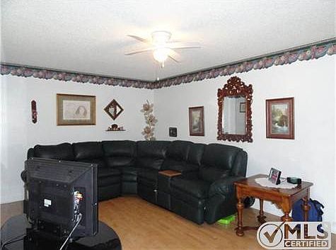 3rd image of 180 Glenburg Dr