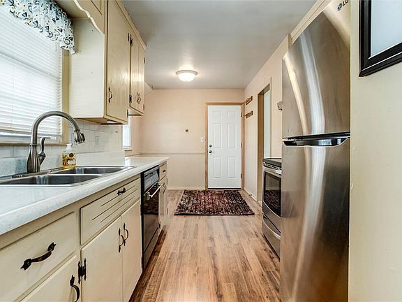 5th image of 8819 W 88th St