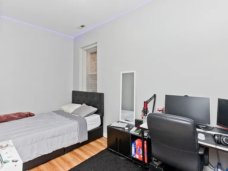 1431 W Flournoy St #1F — Photo 8