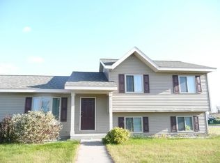 1114 Engesser Ln, Saint Peter, MN 56082