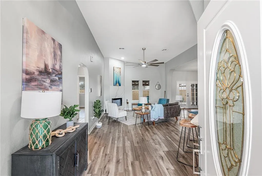 3 bed, 1921 sqft, $3,300 — Photo 1