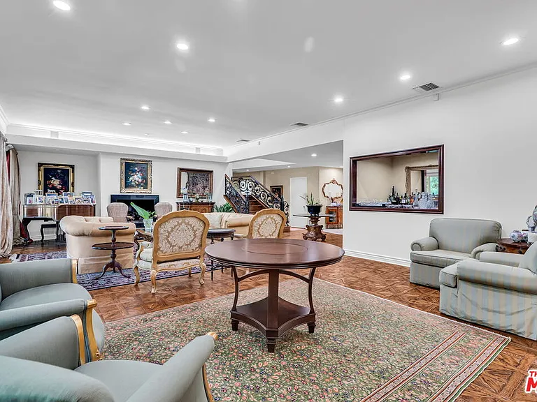 701 N Sierra Dr — Photo 20