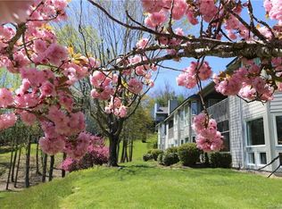 127 Burning Tree Ln, Flat Rock, NC 28731