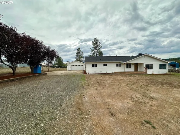 1858 Old Town Loop Rd, Oakland, OR 97462
