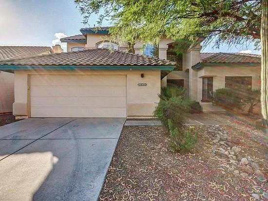 3 bed, 2595 sqft, $2,345 — Photo 2