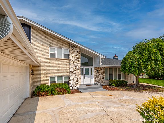 3rd image of 15240 Heather Ct